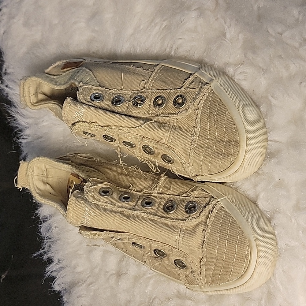 No lace tennis shoes